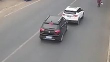 前车急刹让行人发生追尾