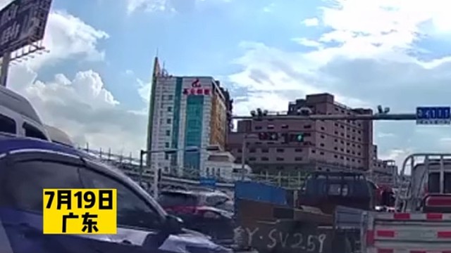 半挂货车刹车失灵致6车相撞，事发记录仪画面曝光