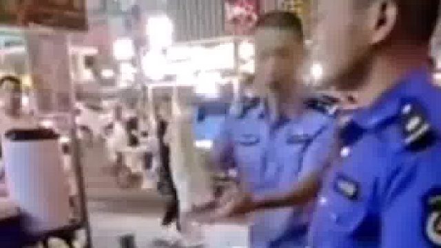 民警怒怼城管不许流动摊贩摆摊：老百姓赚钱不容易