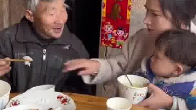 女子因拒绝孩子爷爷用自己的筷子给孩子喂饭，全家人都在说她嫌弃老人脏