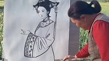 农村大姐用烧火棍作画，田地间的神笔马良