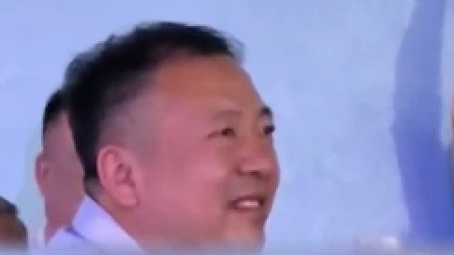 当爸爸参加朋友孩子婚礼突然看到未婚的女儿……展现教科书式变脸