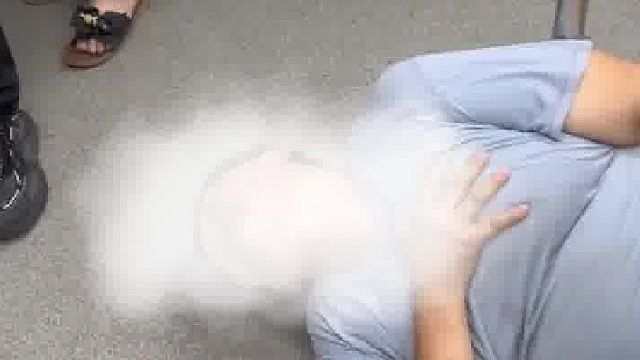 男子地铁内“发病”倒地抽搐，见无人搭理后抬头观望，重庆地铁：他专门装病行骗