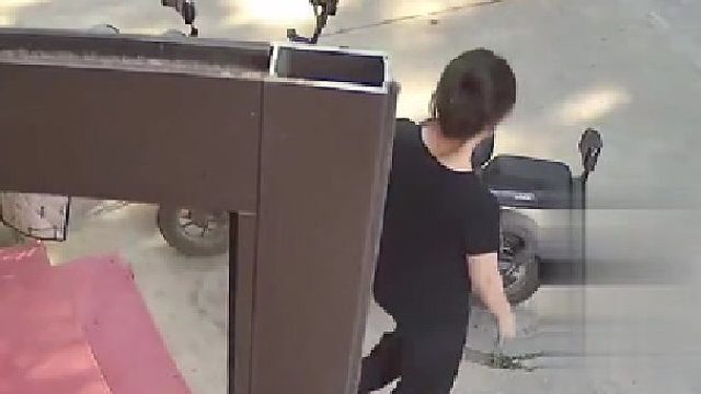 女子出门给顾客挪电瓶车，狗子也跟了出来。一辆车正对着狗子开过去，差点压到！~1