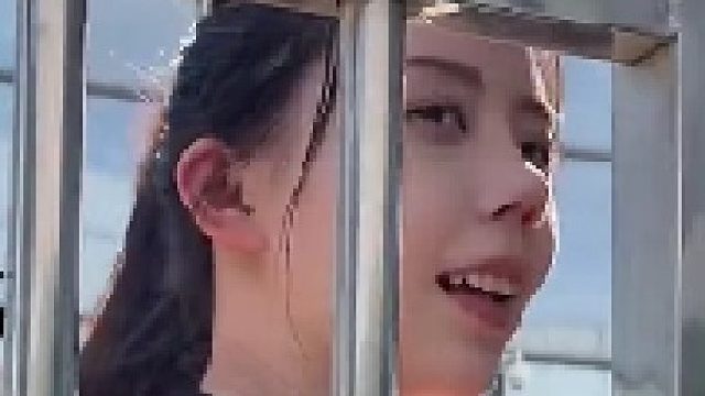 还牵着手进去？