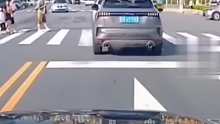 司机斑马线礼让行人，一家人整齐弯腰鞠躬致谢，并快步通过