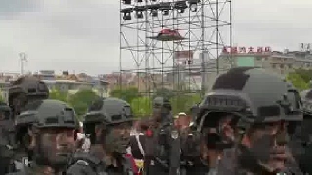 女子花脸节想和警察合影没想到......