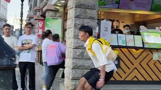 这样的外卖小哥，可以得五星好评吗？