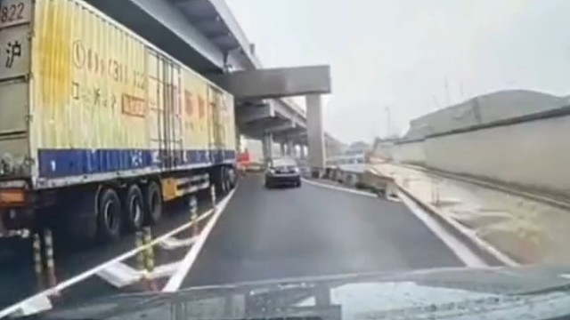 在路上请别和大车抢道，有时在盲区真看不到你