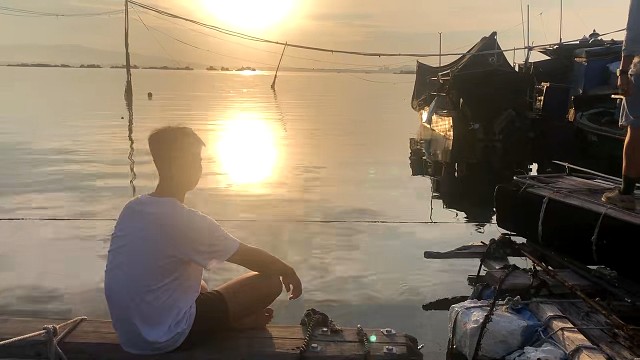 迎夕阳，钓鲸鱼