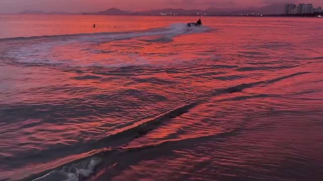 那天的晚霞很好看
我没机会给你看
也没给任何人看