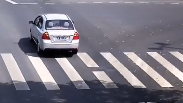 误闯红灯后，这位司机的骚操作？