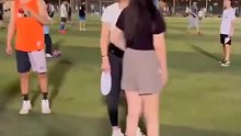 女子在足球场玩飞盘被足球砸中，愤怒找男子等人理论，意识到找错人了之后……