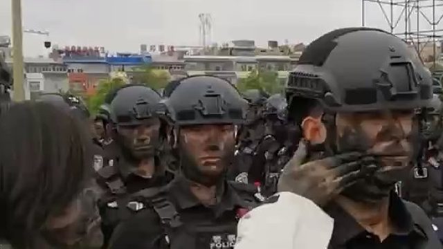 云南花脸节嗨起来！女子花脸节想和警察合影没想到。。。