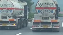 两辆半挂并排行驶，把后面的司机急坏了。
