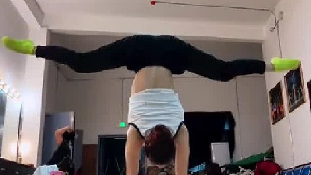 这腿比我胳膊还灵活