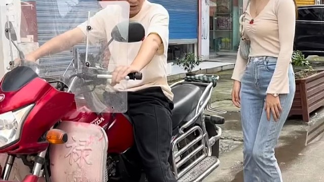 腿那么长，怎么坐不上去呢？