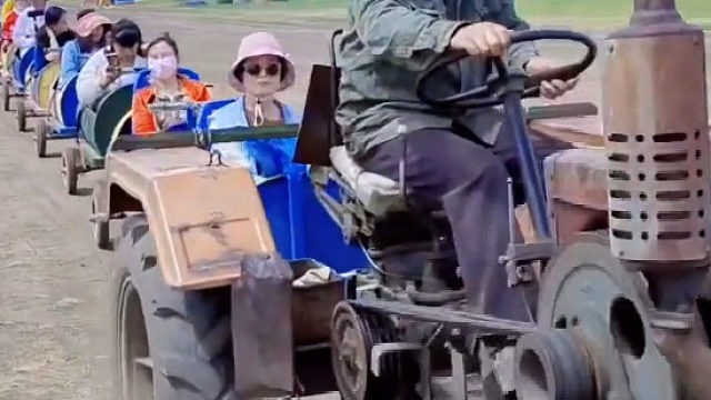 原生态小火车，车厢是油桶改装，做的大多是大人，体验一把蹦蹦蹦的感觉