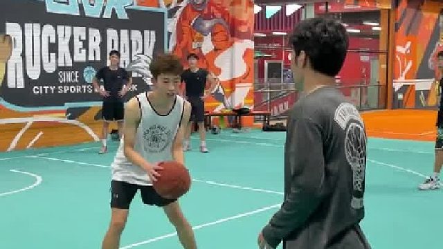 一球被晃两次，看看这可爱的篮球男孩反应，气氛拉满了