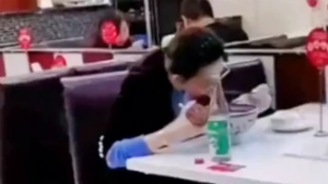 肥肉香浓郁，美酒解愁肠，忘却都市烦，唯有狂欢畅