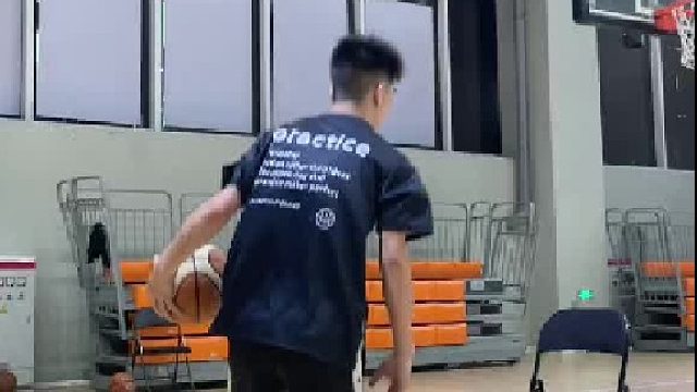 打篮球一点要有几个丝滑的连招吧，这招有点适合你，上帝转身的分享来啦