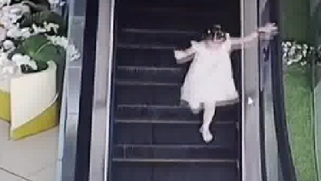 男童脚踝被卡电梯，同行小女孩飞身按下紧急制动按钮，好棒