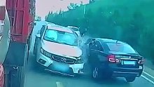 小轿车强行超车引发四车相撞