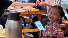 萌娃变“媒婆”，拿着小姨手机到隔壁桌让扫码…