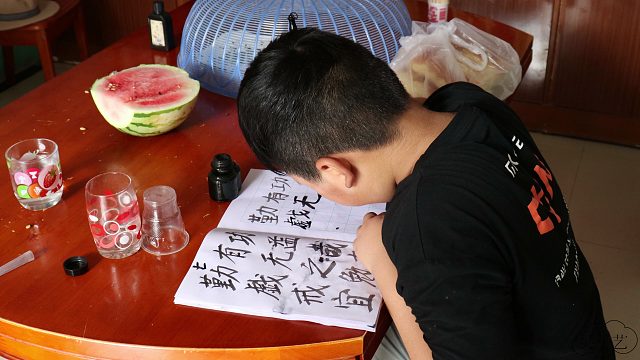 老教师教小孩子，写毛笔字