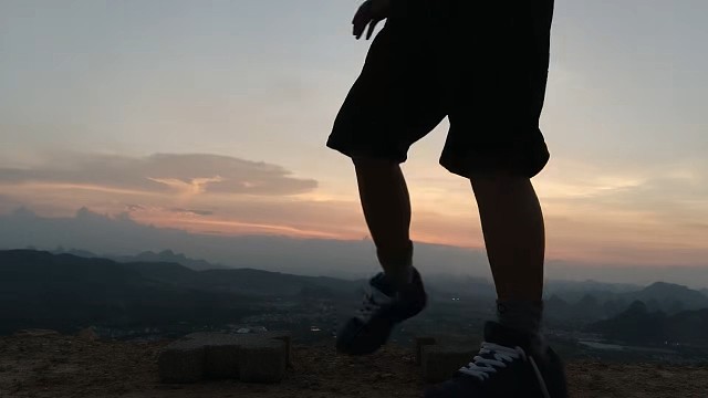 当你站在山巅的时候，向下看去会觉得都是值得的