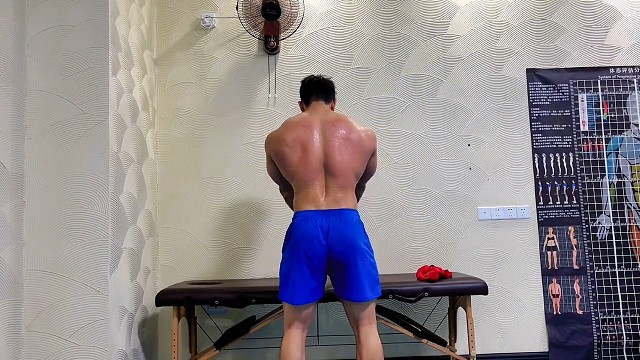 肌肉猛男展示完美背阔肌