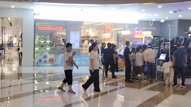 都是神仙
明明是大暑，到是像立秋了。
都晚上九点多了，这淮安万达还这么多人，真能