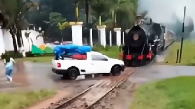 铁道口犹豫不决，想过不敢过，最终逼停了火车，这司机牛