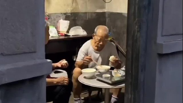 男子给爷爷家安装节能声控灯，爷爷用行动证明“用不习惯”