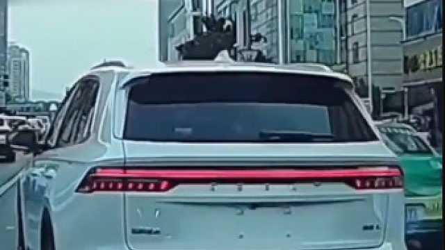 无牌车突然见缝插针加塞抢绿灯,下一秒追尾另一随意变道的白车