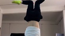 女生展示花式倒立，下巴都惊得脱臼了。网友：花手我都不会，你都玩上花腿了