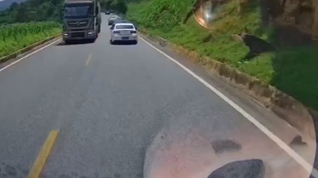 跑山路弯道乱超车，万幸大货及时刹车，没发生事故