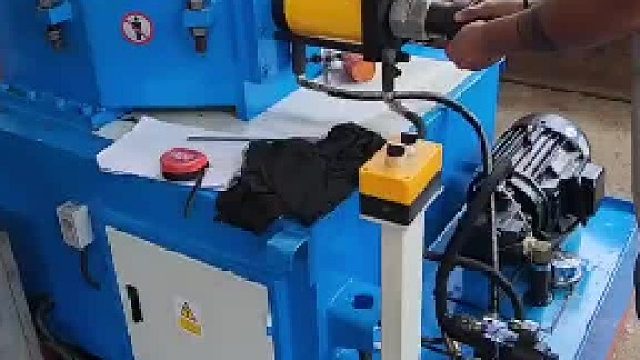 卧式3轮滚弧度机设备，滚60管子一次加工滚弧度到位，滚圆机操作简单。