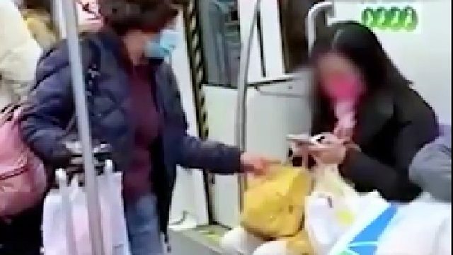 地铁一女子坐爱心座椅，老人礼貌对话