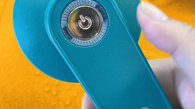 衣服起球显得特别廉价又尴尬，尤其是毛衣卫衣大衣容易起球，试试这个扬子#毛球修剪器来回几下处理的干干