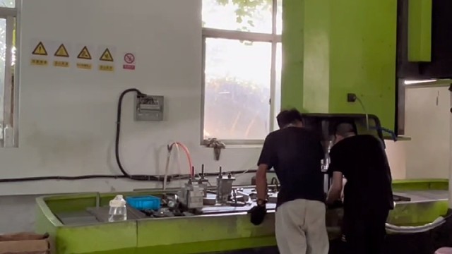 今天对购买搅拌摩擦焊设备的客户进行员工培训，减少请人教学烦恼