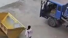 大货车突然溜车冲向马路，女子迅速跳上驾驶室将车刹住，“有惊无险未造成损失”