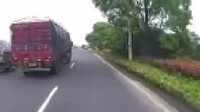 不但方向不动，刹车都不带点的！