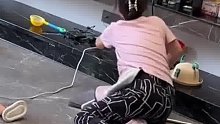 保姆发现宝宝在玩插座，立马扔掉手里的工具，飞扑过去拔掉