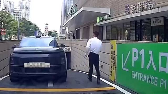 逆行还这么嚣张，就不应该让她通过