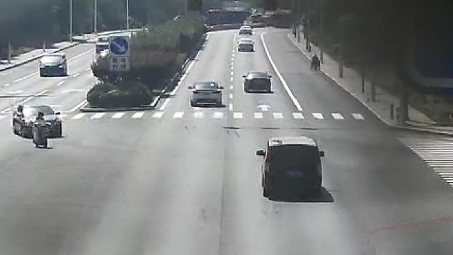 大货车闯红灯通过路口，承担事故全部责任