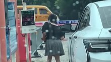 女子想扫码付停车费，左找右找，不知道该扫哪里，摄像头：你想干啥
