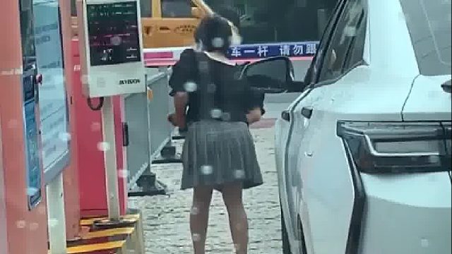 女子想扫码付停车费，左找右找，不知道该扫哪里，摄像头：你想干啥