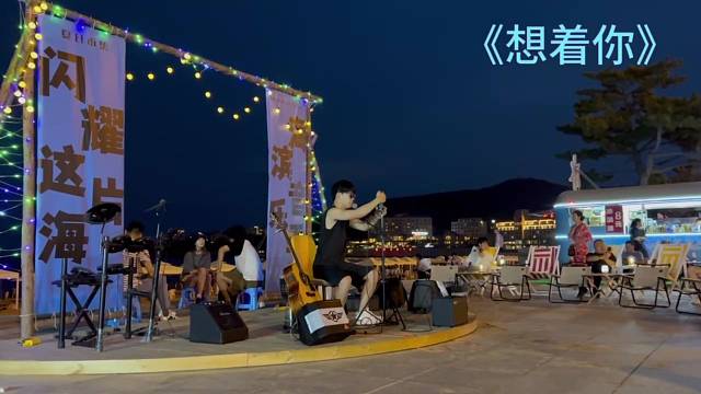 昨天晚上小哥哥唱歌很好听没放原声自己加了伴奏