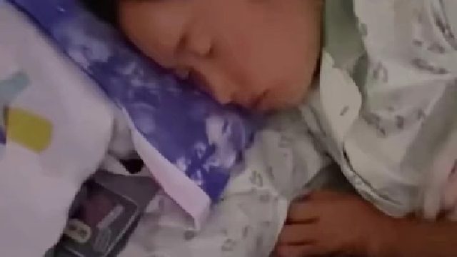 丈夫晚上趁妻子睡着后，将妻子的旧手机换成最新款